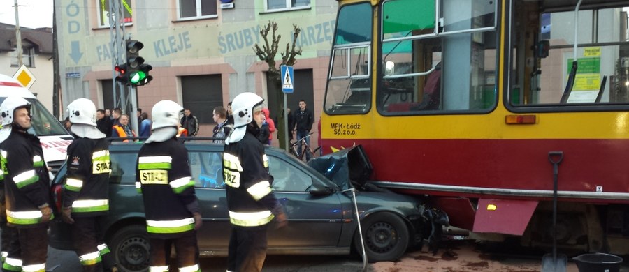 W centrum Konstantynowa Łódzkiego doszło w niedzielę do groźnie wyglądającej kolizji. Samochód osobowy zderzył się z tramwajem. Informację o tym zdarzeniu i zdjęcia dostaliśmy na Gorącą Linię RMF FM.
