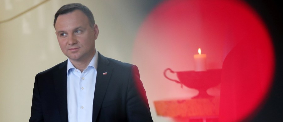 Projekt opinii Komisji Weneckiej ws. Polski nie jest oficjalnym stanowiskiem Komisji, a przeciekiem - podkreślił prezydent Andrzej Duda, pytany przez dziennikarzy o dokument, którego treść została upubliczniona w sobotę. "Jeżeli okaże się, że to przeciek z samej Komisji Weneckiej, to ogromnie nad tym ubolewam" - stwierdził prezydent.