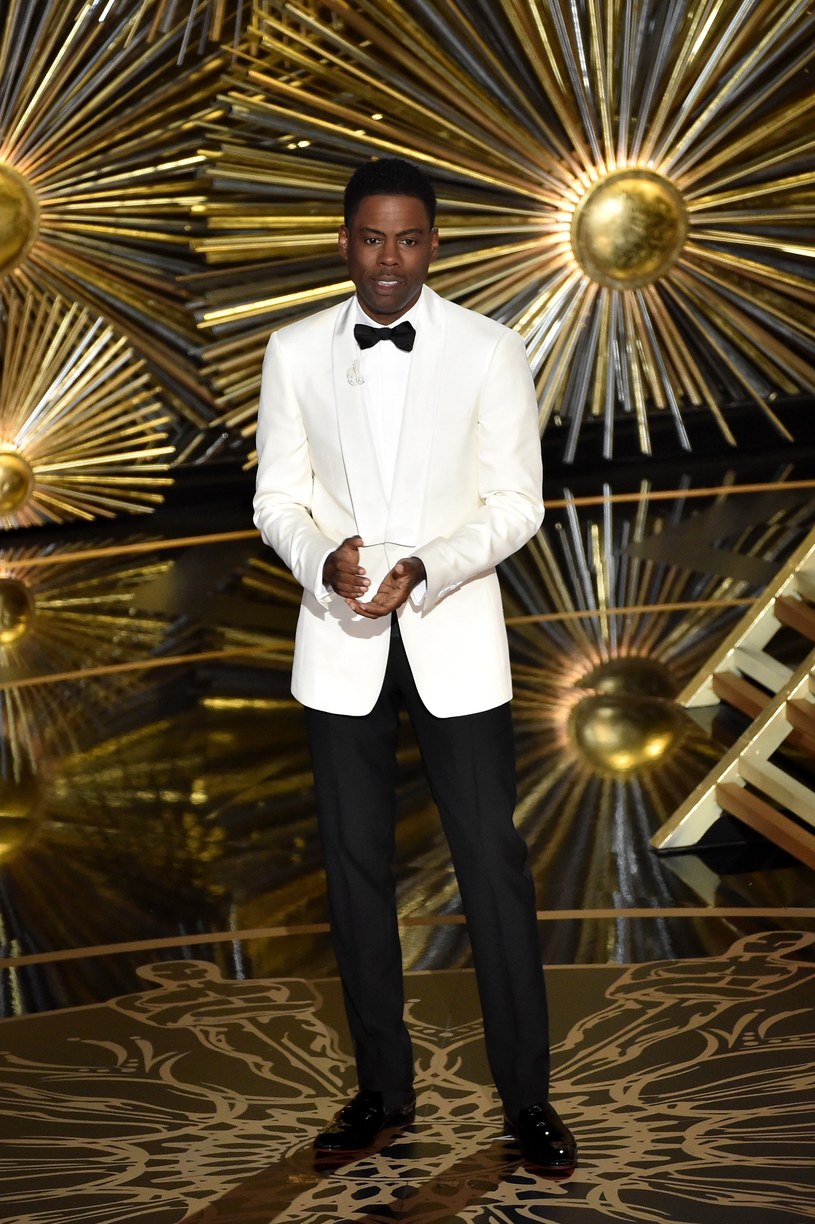 Oscarową galę poprowadził znany amerykański komik Chris Rock. Artysta zarówno podczas swojego monologu, jak i krótkich wystąpień, nawiązywał do zarzutów, które pojawiały się przed ceremonią, że Oscary są "zbyt białe", a wśród nominowanych jest za mało ludzi czarnoskórych. 