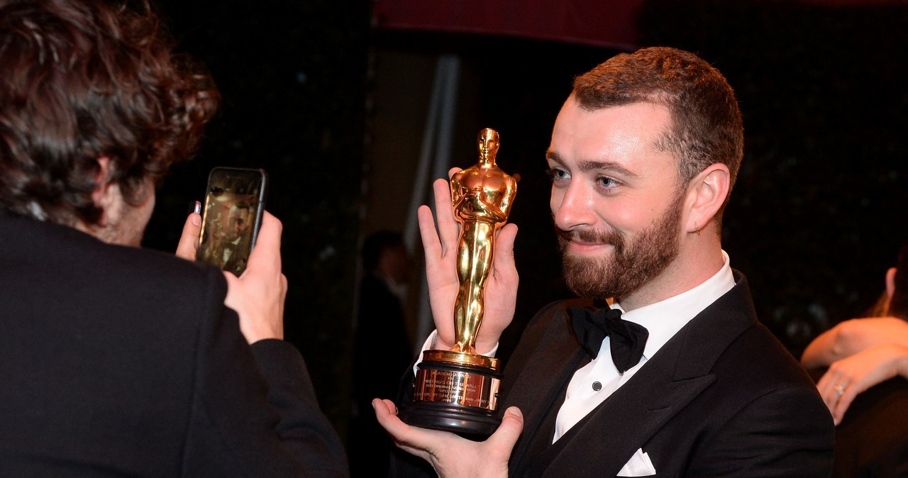 Brytyjski wokalista Sam Smith, wykonawca nagrodzonej Oscarem piosenki "Writing's on the Wall" z filmu "Spectre", dziękując za wyróżnienie Akademii, przypomniał głośną wypowiedź Iana McKellena, w której odtwórca roli Gandalfa ubolewał nad brakiem otwarcie przyznających się do homoseksualizmu laureatów Oscarów. Twitter błyskawicznie zareagował na jego wystąpienie.