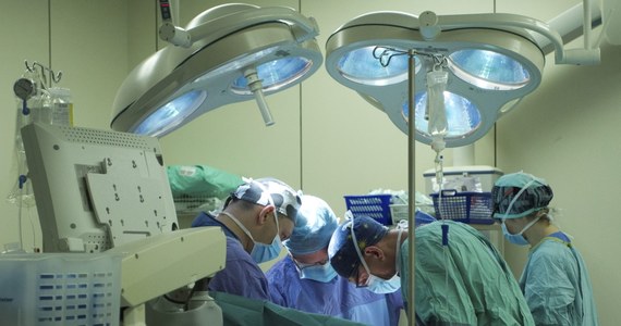 Będą kolejne zabiegi rekonstrukcji rdzenia kręgowego z wykorzystaniem nowatorskiej metody przeszczepu komórek gleju węchowego. Nowatorskiej operacji w Uniwersyteckim Szpitalu Klinicznym we Wrocławiu poddane zostaną dwie osoby. Kryteria naboru poznamy w przyszłym tygodniu.