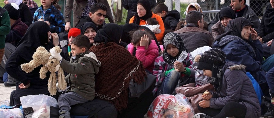 Macedońska policja użyła gazu łzawiącego i granatów hukowych przeciwko kilkuset migrantom, którzy przełamali kordon policyjny po greckiej stronie przejścia w Idomeni, a następnie wyłamali bramę na pobliskim kolejowym przejściu granicznym.