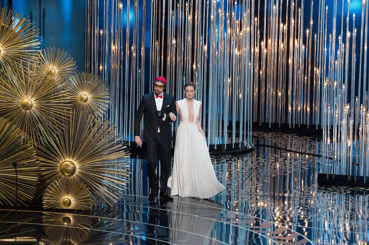 "Tegoroczny Oscar pokazuje jakie są kryteria, daje definicję współczesnego filmu. Oscary można traktować jako próbę nastrojów społecznych"- mówi gość "Dania do Myślenia" w RMF Classic, filmoznawca i historyk filmu z Uniwersytetu SWPS Barbara Giza. Dodaje, że "dla kultury amerykańskiej kino to nie jest tylko rozrywka i sam tekst". "To jest również bardzo szeroko pojęty kontekst odnoszący się do tego, co ważne i aktualne w danym momencie w amerykańskiej kulturze i polityce i Spotlight bardzo dobrze oddaje rolę Oscara"- uważa gość RMF Classic. Zdaniem Gizy w tym roku postanowiono zwrócić uwagę na kontekst, temat, technikę i kwestie artystyczne, w rozumieniu wysiłku, jaki został włożony. "Amerykańskie kino napędza rozwój sztuki filmowej"- mówi ekspert. Moda na czerwonym dywanie? "Film to przemysł, rozrywka, ale też wielki biznes. A jeżeli biznes, to przechodzimy w sfery związane z tym, że trzeba się jak najlepiej zaprezentować i wykorzystać okazję, żeby taką formę promocji zastosować"- komentuje gość RMF Classic.