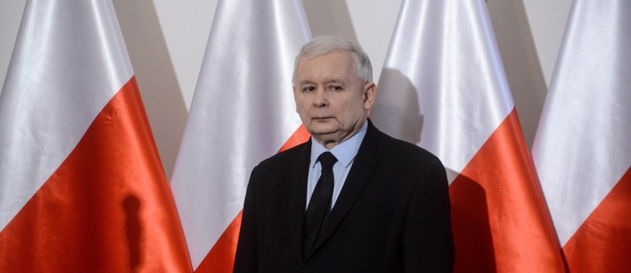 "PiS jest atakowany nie tylko za zmiany, które wprowadza, ale też za sprawy, na które nie ma wpływu" - mówił w Zambrowie (Podlaskie) prezes PiS Jarosław Kaczyński. Jako sprawę, na którą nie ma wpływu, wskazał ujawnienie teczek z domu Czesława Kiszczaka.