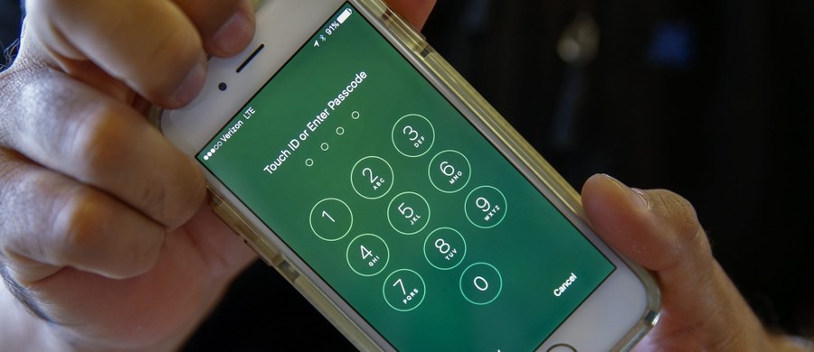 Departament Sprawiedliwości USA nie może zmusić firmy Apple do odblokowania telefonu iPhone w celu dotarcia do znajdujących się w nim danych - orzekł sędzia sądu federalnego w Nowym Jorku. Apple walczy w podobnej sprawie przeciwko nakazowi sędziego z Kalifornii.