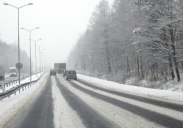 Dolny Śląsk: Fatalne warunki na drogach. Tiry mają problemy na oblodzonych podjazdach
