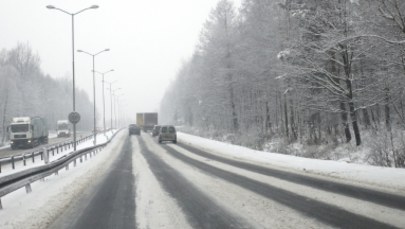 Dolny Śląsk: Fatalne warunki na drogach. Tiry mają problemy na oblodzonych podjazdach