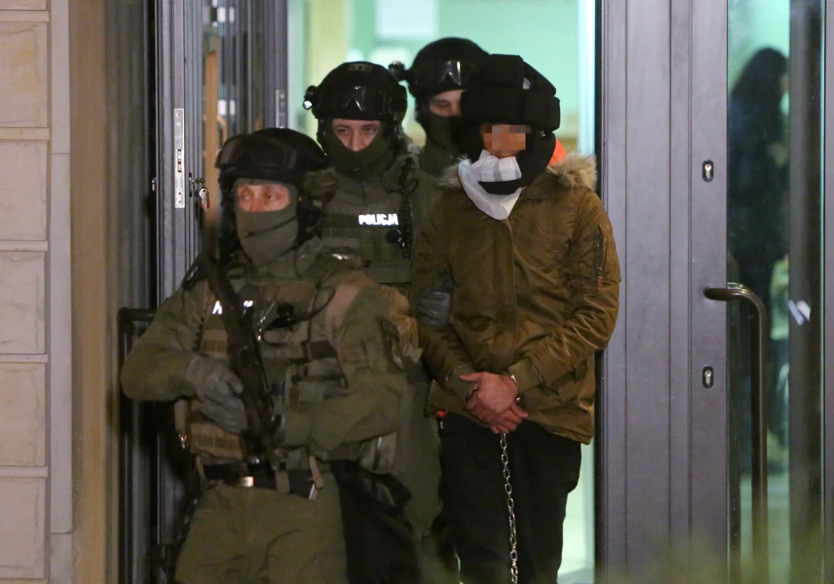 Kajetan P. próbował dwukrotnie ugryźć policjantów konwojujących go wojskową CASĄ z Malty do Polski - dowiedział się nieoficjalnie reporter RMF FM Krzysztof Zasada. 27-latka podejrzanego o brutalny mord w Warszawie konwojowało trzech funkcjonariuszy.