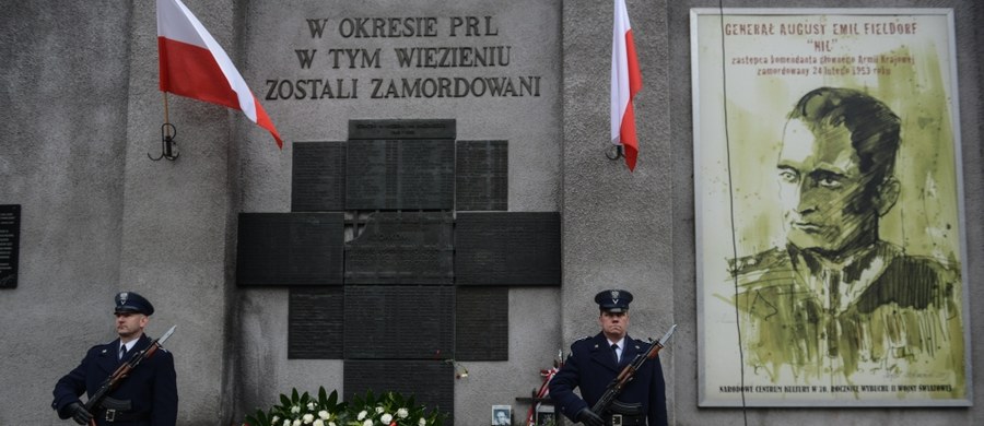 Dziś Narodowy Dzień Pamięci Żołnierzy Wyklętych - żołnierzy polskiego podziemia, którzy nie mogli pogodzić się ze stalinowskim reżimem. "Określenie "Żołnierze Wyklęci" odzwierciedla ich tragiczną sytuację - zostali podwójnie zabici. Są ofiarami zabójstwa fizycznego i dokonanego na ich pamięci" - podkreśla w rozmowie z RMF FM profesor Andrzej Nowak. Profesor Nowak jest m.in konsultantem historycznym filmu "Historia Roja, czyli w ziemi lepiej słychać". Pierwsza fabuła o żołnierzach wyklętych w piątek 4 marca trafi do kin.