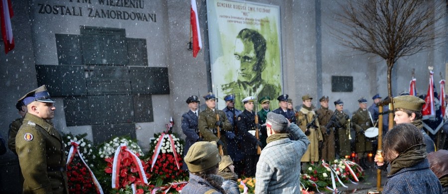 Na maszt centralny placu Piłsudskiego, przed Grobem Nieznanego Żołnierza w Warszawie uroczyście podniesiono biało-czerwoną flagę. Od tej chwili będzie ona umieszczona w tym miejscu na stałe.