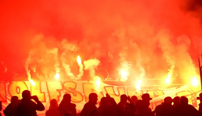 Skandal na meczu Hannover 96 - VfL Wolfsburg. Rzucili racę na ławkę rezerwowych