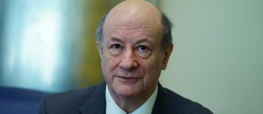 "Dane o tym, że 3 lata temu mieliśmy w Polsce recesję niespecjalnie mnie zaskoczyły" – mówi w rozmowie z RMF FM ówczesny wicepremier, minister finansów Jacek Rostowski. Główny Urząd Statystyczny zrewidował dane o wzroście gospodarczym za przełom lat 2012/13. Okazało się, że jednak mieliśmy dwa kwartały spadku gospodarczego, czyli recesję. "Tej recesji, i to można powiedzieć z całą pewnością, nie byłoby, gdyby nie zupełnie błędne, absurdalne podwyższenie stóp procentowych w maju 2012 roku. Już wtedy było wiadomo, że w Polską gospodarkę uderza kryzys strefy euro" – dodaje Jacek Rostowski. Z przebywającym w Budapeszcie byłym wicepremierem rozmawiał Krzysztof Berenda.