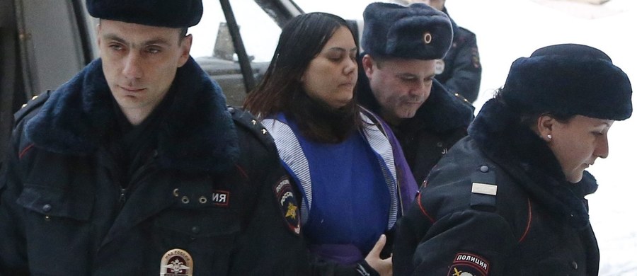 Rosyjska policja tłumaczy się, dlaczego przez prawie godzinę kobieta z odciętą głową dziecka mogła chodzić w okolicy stacji metra wykrzykując "Allah Akbar". Pracują tam dziesiątki kamer monitoringu. Za tę makabryczną zbrodnię odpowiada 38-letnia mieszkanka Uzbekistanu. W Rosji pracowała jako niania. W poniedziałek zamordowała 4-letnią dziewczynkę, którą miała się opiekować.