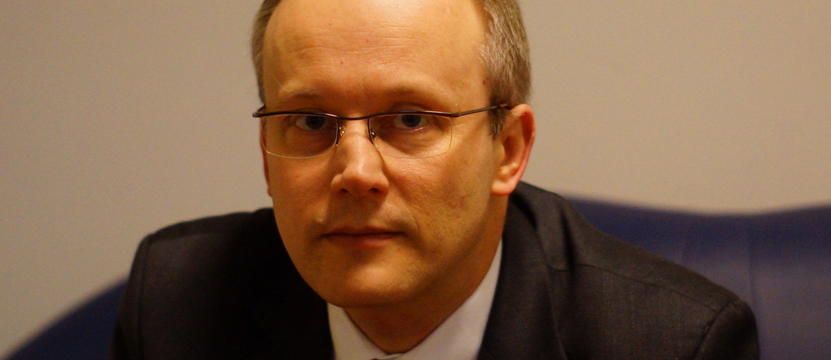 „Uważam, że podjąłem decyzję dobrą z każdego punktu widzenia – debaty publicznej, realizacji misji IPN i zgodną z prawem” – mówi o udostępnieniu dokumentów TW „Bolek” gość Kontrwywiadu RMF FM, prezes IPN Łukasz Kamiński. „Inne rozwiązania, które są mi sugerowane, mają ten feler, że są niezgodne z prawem. Sugerowano mi na przykład, żeby tych dokumentów przez wiele miesięcy nie udostępniać, ale nie ma takiej podstawy” – dodaje. Pytany o to, dlaczego dopiero teraz doszło do przeszukania mieszkań generałów, odpowiada: „Dopiero teraz prokuratorzy uznali, że zgromadzono wystarczające materiały, które uzasadniają tego typu decyzje”. Zdaniem prezesa IPN-u ta sprawa na pewno zasługiwała na „bardziej wnikliwą analizę i bardziej aktywne zbieranie informacji”. „Najbardziej żałuję, że kilka osób, które zaczęły twierdzić, ze widziały na własne oczy widziały, jak któryś z generałów wyciągał z szafy dokumenty, nie zgłosiły się do IPN, bo taka informacja nie byłaby zignorowana” – mówi Kamiński. 