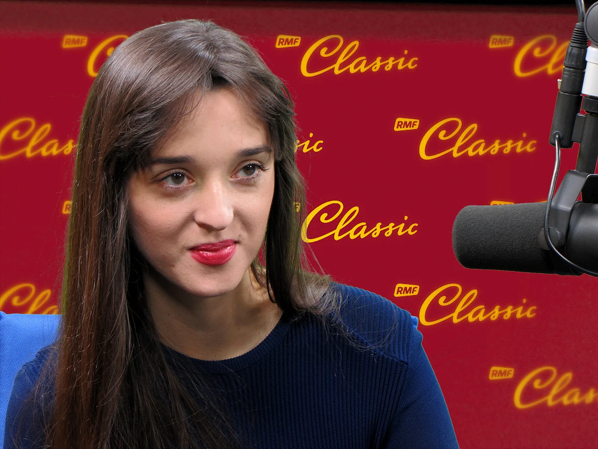 "Filmoterapia powstała zaraz po II wojnie światowej, jak żołnierze wracali z depresją. Okazało się, że film jest atrakcyjną formą, co do której są pozytywnie nastawieni" - mówi gość "Dania do Myślenia" w RMF Classic, psycholog i filmoterapeutka z Uniwersytetu SWPS Martyna Harland. Dodaje, że do filmoterapii nadaje się każdy film, który nas porusza, a wartość artystyczna nie ma tutaj znaczenia. "Robimy listę filmów na receptę, która będzie dostępna na stronie filmoterapia.pl" - zapowiada gość RMF Classic. Co się na niej znajdzie? "Informacje na temat tego, jakie emocje i co w nas może zrobić dany film. Każdy będzie mógł zaznaczyć temat problemu i będzie miał wskazane filmy i gotowe scenariusze pytań, żeby zadać sobie po filmie" - odpowiada Harland. Tłumaczy, że mamy dwa rodzaje emocji - proste i złożone. Proste, to np. ból, strach, złość - wywołują je filmy typu "Zjawa", a emocje złożone, jak poczucie winy, wstyd, czy duma, wywołują filmy psychologiczne. 