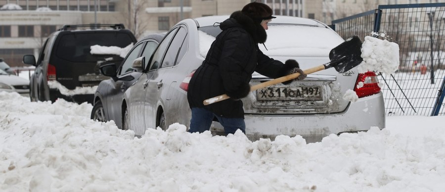 Półmetrowa warstwa białego puchu pokrywała Moskwę po obfitych opadach śniegu, do których doszło w ostatnich godzinach. Była to największa tej zimy śnieżyca w rosyjskiej stolicy - poinformowały służby meteorologiczne.