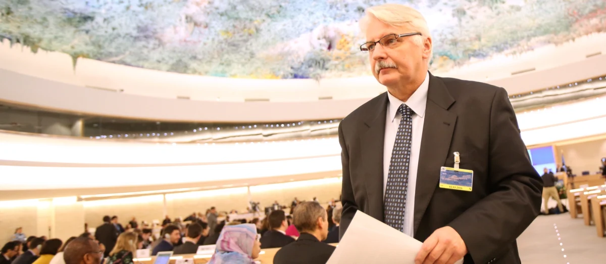 List Witolda Waszczykowskiego, wytykający Komisji Weneckiej dopuszczenie do przecieku projektu opinii o zmianach w ustawie o Trybunale Konstytucyjnym, to obrona szefa MSZ. Jak w nieoficjalnych rozmowach z politykami PiS ustalił Tomasz Skory, chodzi jednak o obronę przed zarzutami w kraju, nie zza granicy. 