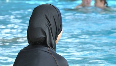 Śledczy sprawdzą, czy znieważono kobietę, która kąpała się w basenie w muzułmańskim stroju