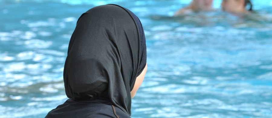 Prokuratura w Kołobrzegu wszczęła dochodzenie ws. znieważenia na tle różnic narodowościowych i wyznaniowych kobiety, która kąpała się w koszalińskim basenie w tradycyjnym muzułmańskim stroju kąpielowym.