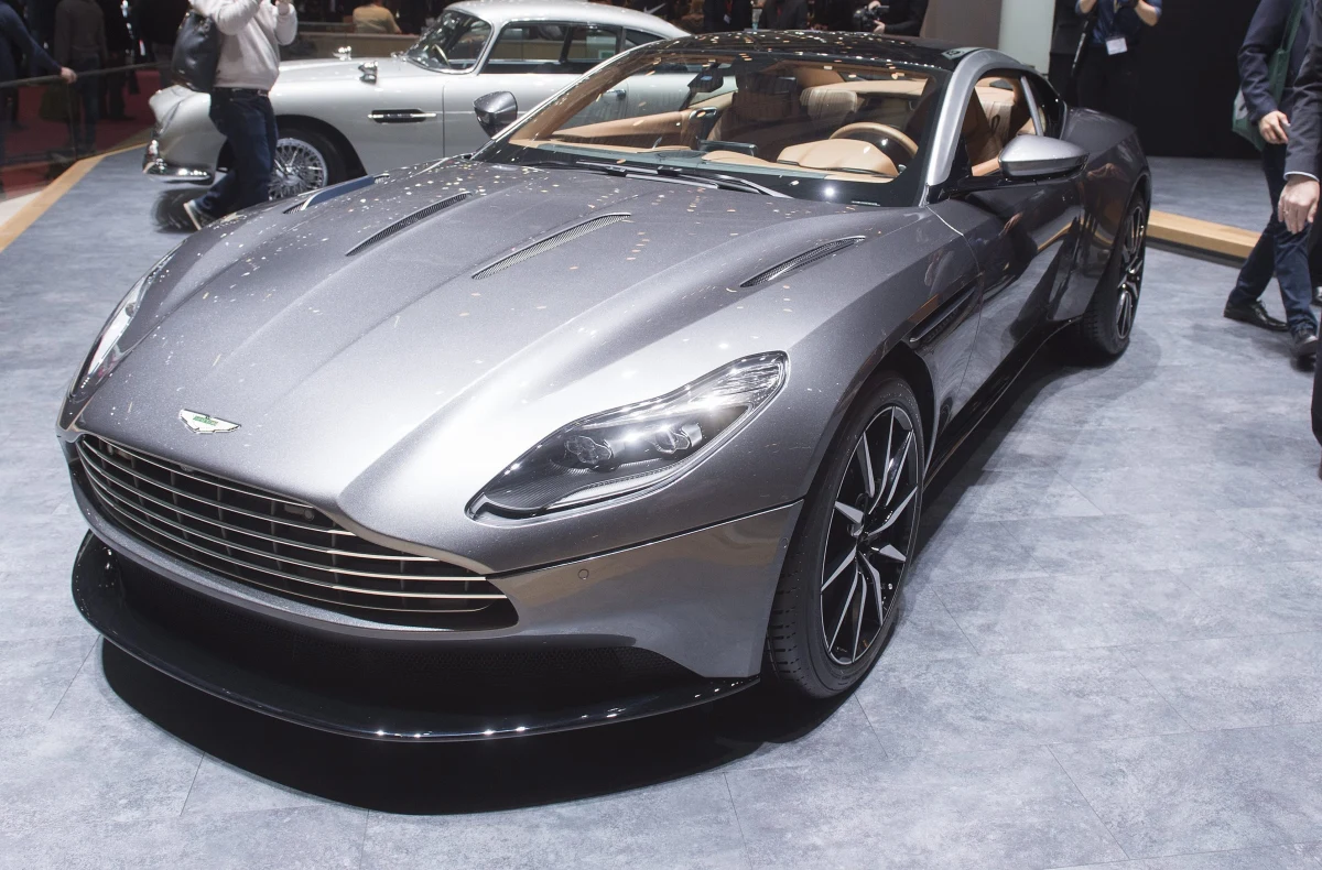 Brytyjska firma Aston Martin odsłoniła następcę samochodu Jamesa Bonda. Model DB11 jest bardzo podobny do pojazdu, który pojawił się w ostatniej części przygód Agenta Jej Królewskiej Mości. Nowością jest fakt, że najnowszy Aston Martin będzie dostępny komercyjnie. 
