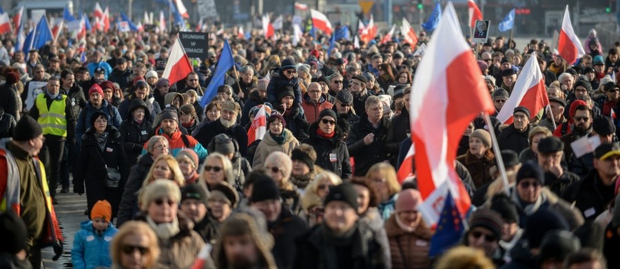 „KOD ma śmieszną nazwę. Jeżeli to jest Komitet Obrony Demokracji i w demokratyczny sposób, w demokratycznym państwie protestuje przeciw łamaniu demokracji, to się tylko ośmiesza. To jest taki trochę cyrk Monty Pythona” – mówi, pytany przez słuchaczy o demonstrację KOD, gość Kontrwywiadu RMF, marszałek Senatu Stanisław Karczewski. „Facet skacze sobie – to jest dla mnie żenująco-śmieszne. W życiu bym nie wyszedł i tak nie podskakiwał” – ocenia. Karczewski dodaje, że razi go język używany podczas tych protestów – „na oślep i pełny nienawiści”. „Apeluję do pana Kijowskiego, żeby ten język był łagodniejszy, żeby troszeczkę powstrzymywał się z tą agresją. To źle wpływa na naszą kulturę polityczną i demokrację” – uważa polityk. 