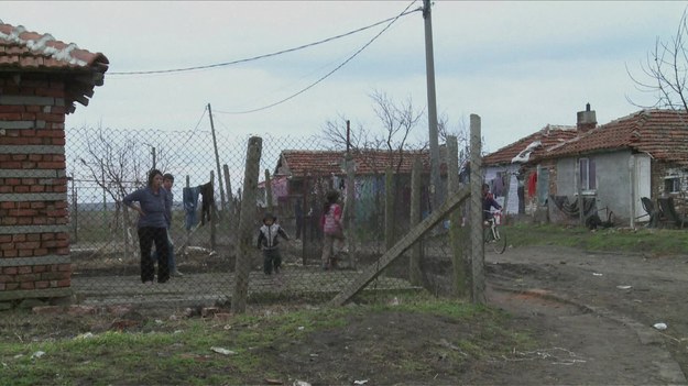 Sprzedawanie swoich nowo narodzonych dzieci to w środowisku ubogich bułgarskich Romów wręcz nagminny proceder. Zapewnia zysk - zarówno matkom, jak i handlarzom ludźmi, którzy kontaktują ciężarne kobiety z bezdzietnymi rodzinami po greckiej stronie granicy.


W wiosce, leżącej w południowo-wschodniej Bułgarii, ta praktyka  jest dość rozpowszechniona, ale mało kto chce o niej mówić przed kamerą. - W minionym tygodniu jedna z kobiet wróciła z Grecji. Sprzedała tam swoje dziecko i wróciła do domu - mówi anonimowa mieszkanka wioski. - Zrobiła to już po raz trzeci - dodaje. 


Niedaleko wioski znajduje się miasteczko Kameno. Można tu zobaczyć domy należące do osób, które skazano za udział w procederze. Wygląd budynków świadczy o tym, że handel noworodkami przynosi przestępcom duże zyski. Matka otrzymuje od 1800 do 3600 euro. W Bułgarii, gdzie średnia pensja wynosi równowartość mniej więcej 400 euro, to znaczna kwota. 