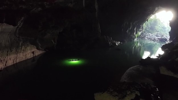 Zapierające dech w piersiach zdjęcia największej jaskini na świecie. Z dronem latającym nad głową fotograf Ryan Deboodt wybrał się do Tham Khoun Xe (Laos), największej jaskini na świecie. Dzięki wykorzystaniu bezzałogowego samolotu artyście udało się uchwycić ogrom odwiedzanego miejsca. Jego kajak obserwowany z lotu ptaka wydaje się jedynie małym punkcikiem na ciemnej tafli wody.

Tham Khoun Xe jest jedną z największych, częściowo zbadanych jaskiń na świecie. Długość jej korytarzy szacuje się na ok 14 km. Dotąd odbyły się tylko trzy ekspedycje, których celem było zbadanie jej wnętrza. Miejscowa ludność wierzy, że zamieszkują ją duchy wody i jaskiń - Phe Thame i Phe Nam.

„Myślę, że nie do końca rozumiemy, czym są jaskinie. Moimi zdjęciami i filmami staram się pokazać jak piękne, wręcz nieziemskie są te miejsca. Chcę, by wszyscy zobaczyli w jaskiniach więcej, niż tylko dziurę w ziemi lub skale” mówi autor materiału.
