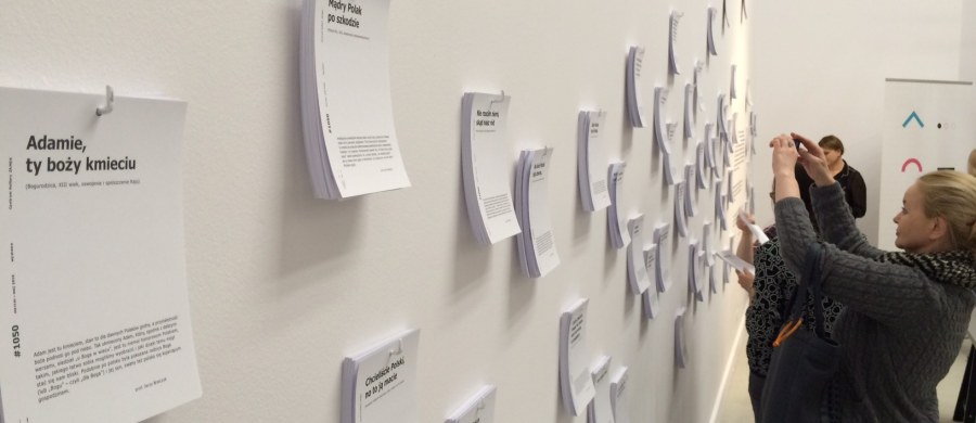 „Mądry Polak po szkodzie” i „Niech się dzieje wola nieba” - to niektóre z kilkudziesięciu zdań, które według prof. Jerzego Bralczyka mówią o naszej współczesnej tożsamości. Wystawę „60 zdań polskich” wraz z komentarzem językoznawcy można oglądać od czwartku w Centrum Kultury Zamek w Poznaniu.