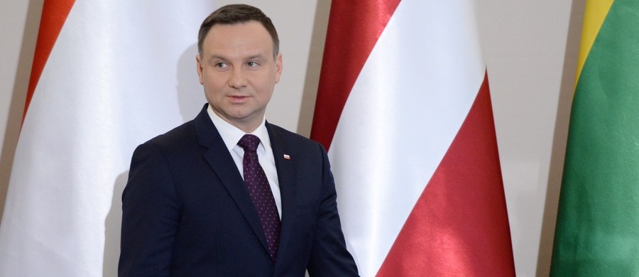 Prezydent Andrzej Duda podpisał ustawę budżetową na 2016 r. - poinformowała Kancelaria Prezydenta. W ustawie założono, że wzrost PKB w tym roku wyniesie 3,8 proc., inflacja - 1,7 proc., a deficyt sektora finansów publicznych - 2,8 proc. PKB.