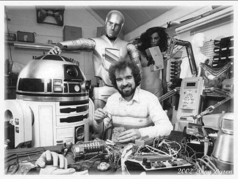 Nie żyje Tony Dyson, specjalista od efektów specjalnych, który stworzył droida R2-D2 na potrzeby serii "Gwiezdne wojny". Dyson miał 68 lat. 