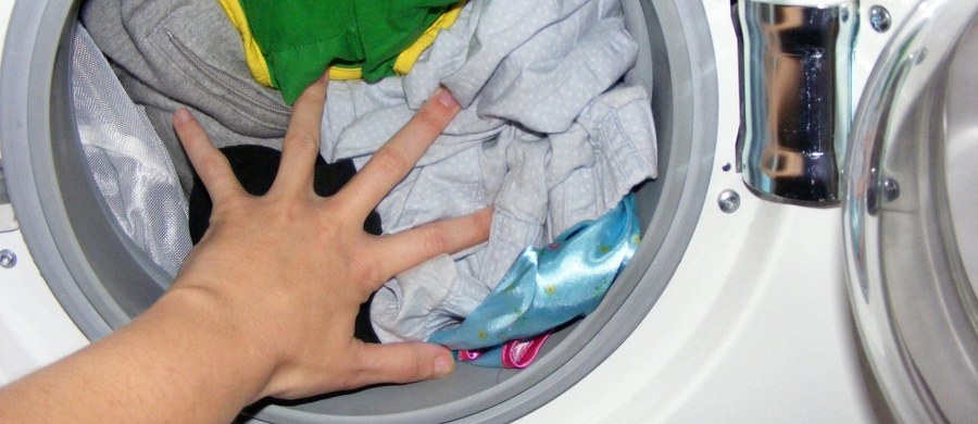 13,5 tony podrabianych żeli do prania przejęli funkcjonariusze Centralnego Biura Śledczego Policji, którzy rozbili zorganizowaną grupę podrabiającą chemię gospodarczą. Zatrzymano 6 osób, 4 z nich usłyszały zarzuty.