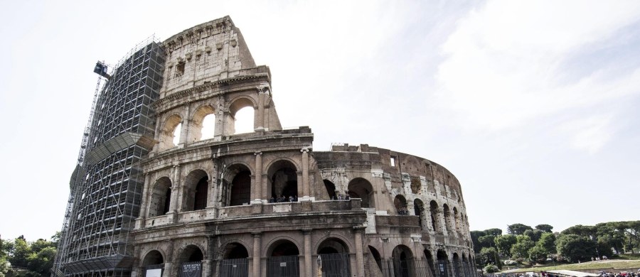 6,5 miliona osób zwiedziło w zeszłym roku rzymskie Koloseum - podała dyrekcja i przyznała, że liczba ta zbliża się do kresu możliwości zabytku. Takie tłumy są groźne dla samego amfiteatru i dlatego postanowiono wprowadzić alternatywne trasy i formy zwiedzania.