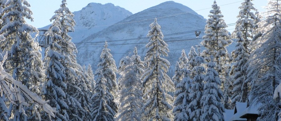 W Tatrach już drugi dzień wieje wiatr halny. Na górskich szczytach osiąga prędkość nawet 120 km na godzinę. Najbardziej te silne podmuchy halnego martwią miłośników narciarstwa, którzy przyjechali w weekend poszaleć na deskach.