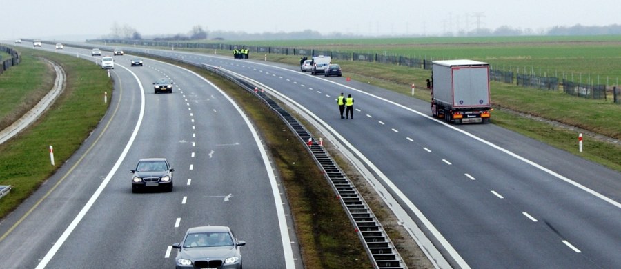 Czy dwie kolizję na autostradzie A4, przed miejscem wypadku prezydenckiej limuzyny, mogły mieć wpływ na wypadnięcie z drogi samochodu z Andrzejem Dudą? Prokuratura bada taki wątek - przyznaje Lidia Sieradzka, rzeczniczka prokuratury w Opolu. 