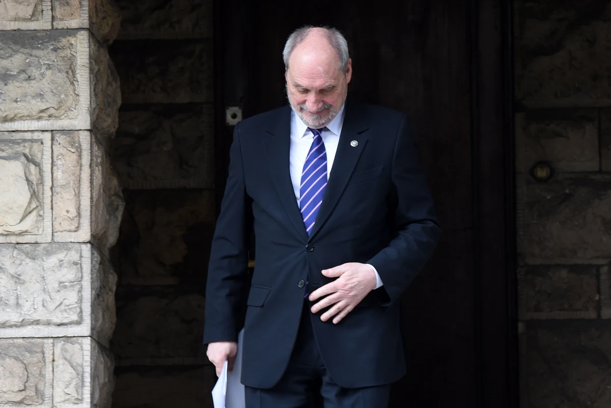 W poniedziałek ruszyły obrady specjalnej podkomisji MON powołanej do ponownego zbadania okoliczności katastrofy smoleńskiej. Jej członkowie odebrali nominacje, a potem zajmą się analizą zgromadzonych dokumentów.
