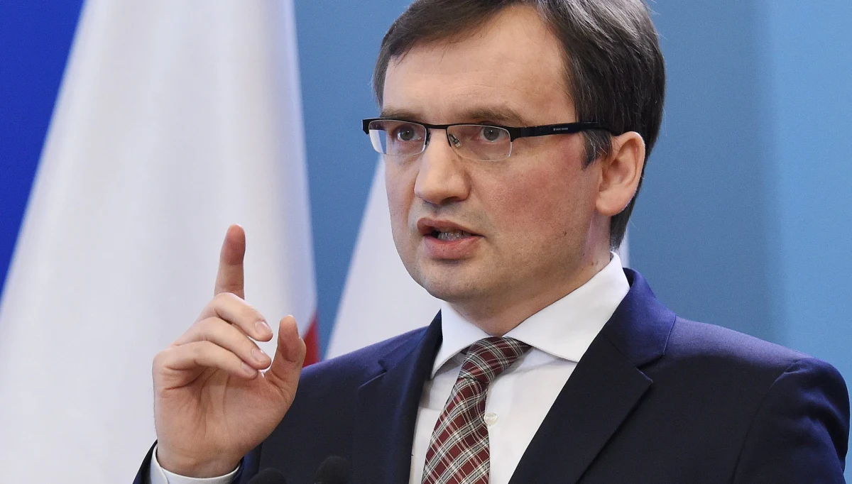 Szef resortu sprawiedliwości Zbigniew Ziobro wycofał z Trybunału Konstytucyjnego opinię w sprawie ustawy o TK autorstwa prokuratora generalnego Andrzeja Seremeta.  Minister zwrócił się też do Trybunału Konstytucyjnego o przełożenie o dwa tygodnie planowanej na wtorek rozprawy. Wiadomo już, że tak się nie stanie. Prezes Trybunału Konstytucyjnego Andrzej Rzepliński poinformował, że postanowił nie odraczać rozprawy ws. nowelizacji ustawy o TK. List do prezesa Trybunału wysłał też Marszałek Sejmu. 