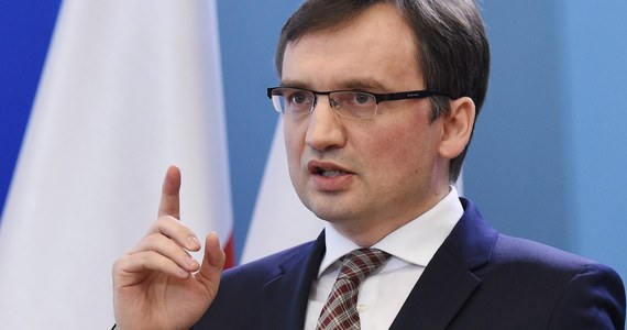 Szef resortu sprawiedliwości Zbigniew Ziobro wycofał z Trybunału Konstytucyjnego opinię w sprawie ustawy o TK autorstwa prokuratora generalnego Andrzeja Seremeta.  Minister zwrócił się też do Trybunału Konstytucyjnego o przełożenie o dwa tygodnie planowanej na wtorek rozprawy. Wiadomo już, że tak się nie stanie. Prezes Trybunału Konstytucyjnego Andrzej Rzepliński poinformował, że postanowił nie odraczać rozprawy ws. nowelizacji ustawy o TK. List do prezesa Trybunału wysłał też Marszałek Sejmu. 