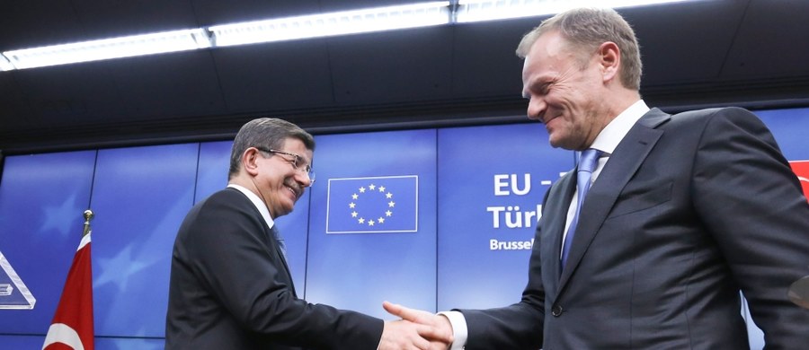 Unia Europejska i Turcja uzgodniły w Brukseli, że będą pracować nad nowym planem, aby zahamować falę migracji. "Dni nielegalnej imigracji do Europy dobiegły końca. (...) Wszyscy jesteśmy świadomi, że mamy przełom" - podkreślił szef Rady Europejskiej Donald Tusk. Według zapowiedzi Ankara przyjmie z powrotem wszystkich uchodźców nielegalnie przeprawiających się do Grecji. W zamian oczekuje wsparcia finansowego - w sumie 6 mld euro i przyspieszenia negocjacji dotyczących przystąpienia do Unii Europejskiej.