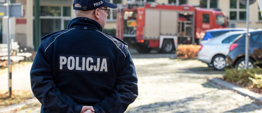 50 proc. policjantów ma nadwagę – alarmuje Wojskowy Instytut Higieny i Epidemiologii. Żołnierze i policjanci to druga po dzieciach grupa zagrożona otyłością. Resort zdrowia zapowiada walkę z tym zjawiskiem. Powszechne w środowisku brzuchy piwne mają się teraz zamienić w "kaloryfery" – pisze "Dziennik Gazeta Prawna".