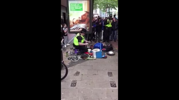 Pewien policjant z Birmingham w Wielkiej Brytanii zupełnie nieoczekiwanie stał się lokalną gwiazdą, kiedy na środku ulicy zaprezentował swoje niezwykłe umiejętności muzyczne –zagrał na perkusji złożonej z bębenków, patelni i garnków. 


Patrolując okolicę, funkcjonariusze przystanęli na chwilę, by posłuchać ulicznego perkusisty. Kiedy zakończył on swój występ, jeden z policjantów po prostu zajął jego miejsce i sam zaczął grać. 