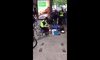 Policjant jako uliczny grajek