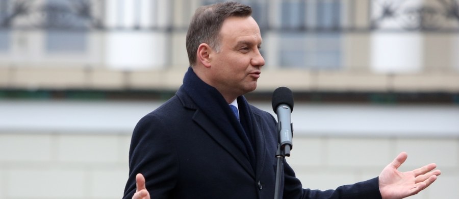 Zrealizujemy naprawę Rzeczpospolitej - krok po kroku - mówił prezydent Andrzej Duda podczas spotkania z mieszkańcami Otwocka. "Nie obawiajcie się państwo, prezydent się nie boi. (...) Spokojnie będę realizował swoje. Nie zniechęci mnie do tego żaden krzyk, żadne kalumnie rzucane przez ludzi, którzy zostali w ostatnim czasie „odspawani” od stołków, na których wydawało im się, że będą siedzieli przez lata" - podkreślił.