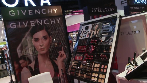 Wiosenna kobieta powinna wyglądać naturalnie, świeżo i promiennie – wynika z Sephora Trend Report 2016. Efekt ten zapewnić ma makijaż nude, wykorzystujący najnowsze techniki makijażowe. Dziewczęcy look pokochały gwiazdy, m.in. Katarzyna Zielińska, Zofia Ślotała i Karolina Malinowska.


Podstawą makijażu nude jest minimalizm i naturalność. Zapewnia on świeży, dziewczęcy wygląd, pozwala też ukryć niedoskonałości cery bez efektu sztuczności. Nie należy go jednak mylić z makijażem make up no make up, który królował w latach 90. Makijaż nude jest makijażem modelującym, który pozwala osiągnąć efekt 3D, podczas gdy make up no make up daje jedynie możliwość wyrównania kolorytu cery, bez efektu wymodelowania twarzy.


Idealny nude powinien być dopasowany do konkretnej kobiety – osoby bardziej zachowawcze mogą ograniczyć się jedynie do rozświetlenia cery poprzez podkreślenie górnej części kości policzkowej, centralnej części czoła, nasady nosa i brody.

– Te panie, które czują się nagie w takim bardzo sauté makijażu nude, mogą go wzmocnić mocnym wytuszowaniem rzęs, dodaniem kreski nad górną linią rzęs, dodaniem cienia w załamaniu między ruchomą a nieruchomą częścią powieki i nałożeniem neutralnego kolorytu na usta – mówi agencji informacyjnej Newseria Lifestyle Sergiusz Osmański, dyrektor artystyczny Sephora.

Makijaż nude nawiązuje do stylistyki lat 70. i naturalnego looku dzieci kwiatów. W ówczesnym makijażu stawiano naturalną cerę z mocno podkreślonymi kośćmi policzkowymi, delikatnymi pastelami na powiekach i tylko lekko muśniętymi błyszczykiem ustami.