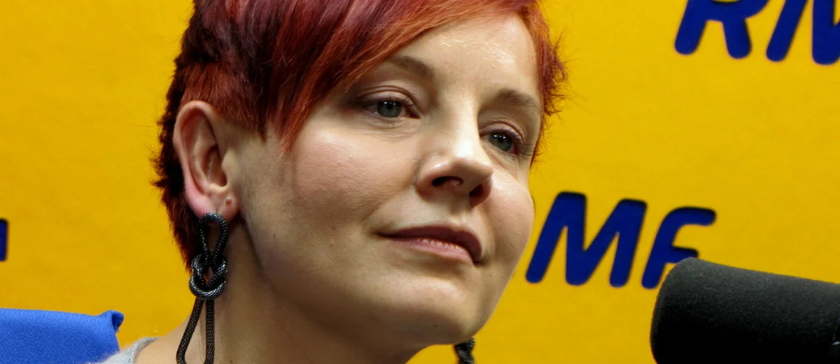 "Antybiotykooporność to ogromny problem i to problem każdej osoby, bo to nie my wykształcamy w sobie oporność na antybiotyki, ale bakterie. A bakterie nie znają granic. Każdy może się zarazić, nawet, jak ktoś nie choruje" - mówi gość "Dania do Myślenia" w RMF Classic, biolog z Uniwersytetu Medycznego we Wrocławiu, Sylwia Borska. Ekspert tłumaczy, że bakterie przekazują sobie geny oporności nie tylko poprzez rozmnażanie, "ale również między sobą".  Jak zwalczać takie bakterie? "Nie trzeba ich zabijać, można zaburzać ich komunikację. To robią np. leki, które były stosowane w leczeniu epilepsji, czy nawracających migren" - mówi Borska. Dodaje, że "są prognozy, że do 2050 roku umrze 10 mln ludzi z powodu zakażeń bakteriami opornymi". "Ta przyczyna śmierci wysuwa się na czołówkę, nawet przed nowotworami" - kończy gość RMF Classic.