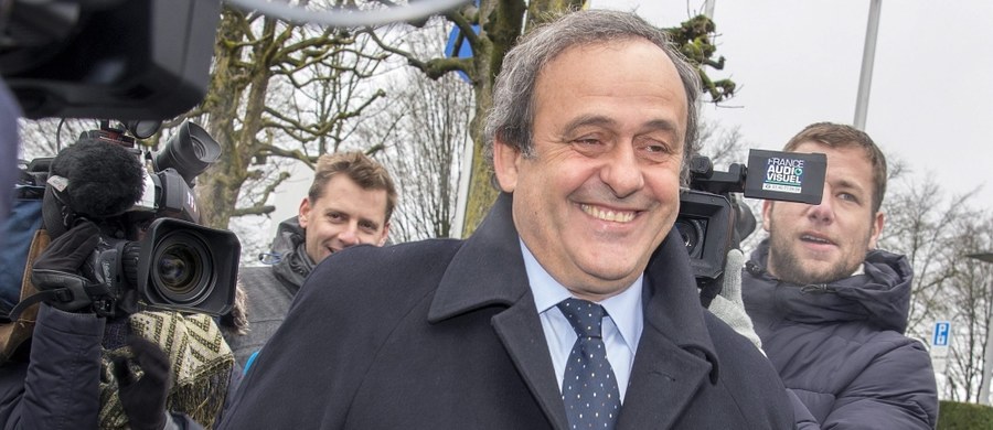 Francuska policja finansowa przeszukała biura tamtejszej federacji piłkarskiej (FFF) w ramach śledztwa dotyczącego przelewu dwóch milionów franków szwajcarskich z konta FIFA na konto Michela Platiniego. Oświadczenie w tej sprawie wydała nadzorująca dochodzenie szwajcarska Prokuratura Generalna.