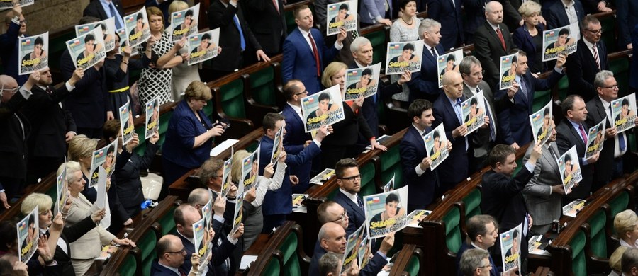 Sejm stanowczo domaga się natychmiastowego uwolnienia przez Rosję ukraińskiej pilotki Nadii Sawczenko i wyraża głębokie zaniepokojenie jej stanem zdrowia – taką uchwałę przyjęli przez aklamację posłowie. W trakcie odczytywania treści uchwały Sejmu wszyscy posłowie wstali z miejsc. Część z nich trzymała plansze z wizerunkiem Ukrainki i napisem "Solidarni z Nadią Sawczenko".  Sawczenko od września 2014 roku przebywa w aresztach śledczych w Moskwie. 