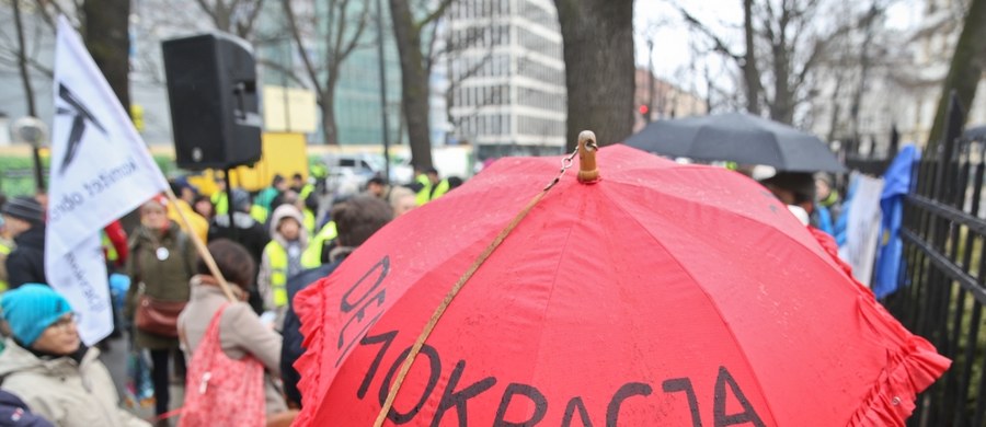 Jeśli czegoś mogliśmy się przez minione 3 miesiące z okładem nauczyć to tego, że na jakąkolwiek współpracę i dobrą wolę ze strony środowisk odsuniętych od władzy nie ma w życiu publicznym co liczyć. Okopały się na stanowisku "nie, bo nie" i ani drgną. Jedyne, co w polskiej polityce pozostaje więc do ustalenia, to na ile woli współpracy można liczyć ze strony rządzących. I na ile cierpliwości oni sami mogą liczyć ze strony swych wyborców i zwolenników. 