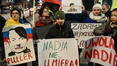 "Uwolnić Nadię". Demonstracja przed rosyjską ambasadą w Warszawie
