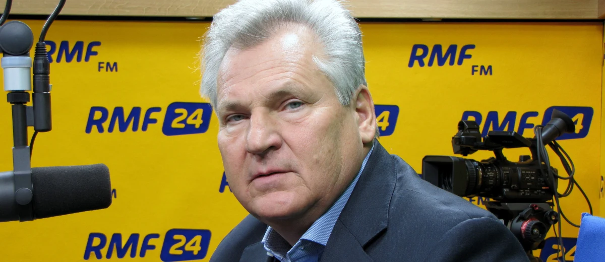 "PiS chce mieć władzę, uważają, że mają rację, nie przyjmują żadnych argumentów, uważają, że są lepszymi Polakami. To rozmowa pana z chamem. Rządzący uważają, że są panami, więc wszystko, co te chamy opowiadają, jest bez sensu, a jak chamy podnoszą łeb, to tym gorzej dla nich" - mówi gość Kontrwywiadu RMF FM, były prezydent Aleksander Kwaśniewski. Jego zdaniem, "paraliż Trybunału Konstytucyjnego ma pozwolić na działania, które będą poza prawem i nie będą kwestionowane". "Brak wrażliwości, gdy chodzi o inne stanowiska, jest dowodem arogancji politycznej, która zwróci się przeciwko rządzącym. Dzielenie społeczeństwa, obrażanie go i brak komunikacji powoduje konflikt. Mam nadzieję, że nie będzie brutalny" - zaznacza były prezydent. Kwaśniewski stwierdza również, że "wszystko jest dowodzone przez człowieka, który nie ponosi odpowiedzialności konstytucyjnej".