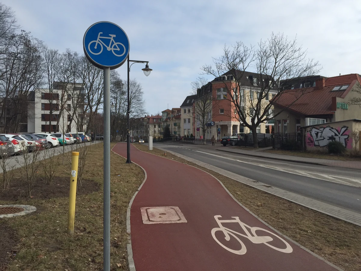 Rowerzysta wygrał przed sądem z sopocką policją. Poszło o to, czy wolno mu jechać ulicą, jeśli biegnie wzdłuż niej także ścieżka rowerowa. Przez liczne zmiany przepisy wciąż są jednak niejasne. Przyznają to i działacze rowerowi, i policjanci. 